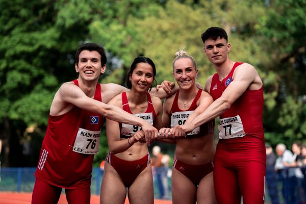 4x400m Mixed Staffel des Hamburger SV mit Ardit Vidishiqi (Hamburger SV), Anisha Steinbach (Hamburger SV), Charlott Jacobs (Hamburger SV) und Markus Wagner (Hamburger SV) am 14.05.2022 beim Nationalen Leichtathletik-Meeting im Erika-Fisch-Stadion in Hannover